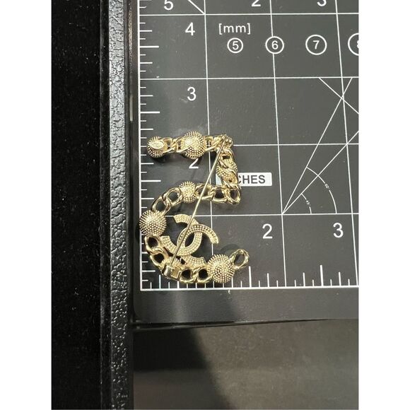 ⚡️EVERYTHING MUST GO⚡️Chanel no5 cc brooch pin pearls and multicolor stones - Picture 6 of 6